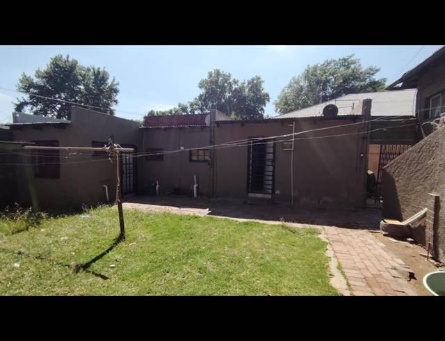 7 BEDROOM HOUSE FOR SALE IN BEZUIDENHOUT VALLEY